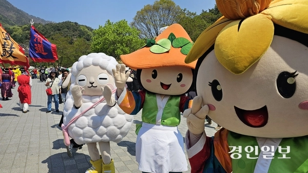 25일 용문산 관광지 일원에서 ‘제15회 양평 용문산 산나물축제’가 개막했다. ‘임금님 진상 행렬’ 퍼포먼스 중 양평군 마스코트들이 방문객을 맞이하고 있다. 올해 용문산 산나물 축제는 용문산관광지 일원에서 25~27일 3일간, 용문역 일원에서는 26~27일 양일간 열린다. 2025.4.25 양평/장태복기자 jkb@kyeongin.com