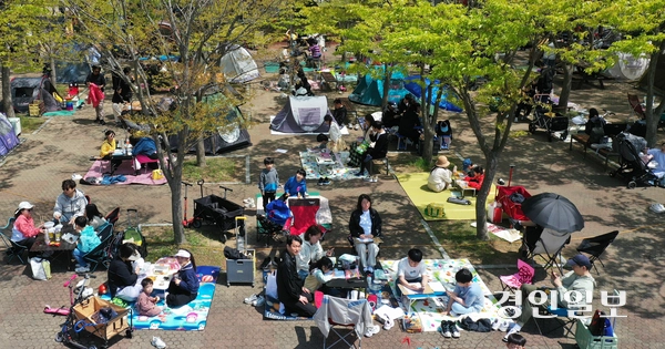 26일 오후 인천대공원 문화마당 일대에서 열린 제23회 푸른인천 글쓰기 대회에서 참석자들이 원고지에 글을 쓰며 대회에 참가하고 있다.  2025.4.26 /조재현기자 jhc@kyeongin.com