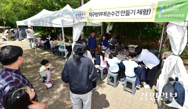 26일 오후 인천대공원 문화마당 일대에서 열린 제23회 푸른인천 글쓰기 대회 행사장에 마련된 문화콘텐츠 기업 ‘지구방위대 인천’의 ‘나만의 손수건’ 만들기 부스에서 어린 학생들이 손수건을 만들고 있다. 2025.4.26 /조재현기자 jhc@kyeongin.com