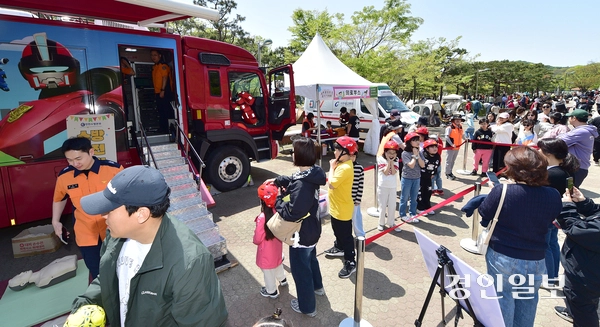 26일 오후 인천대공원 문화마당 일대에서 열린 제23회 푸른인천 글쓰기 대회 행사장에 마련된 인천소방본부 안전체험부스에서 어린 학생들이 안전 체험을 하고 있다. 2025.4.26 /조재현기자 jhc@kyeongin.com