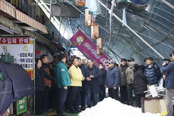 김동연 경기도지사와 김성제 의왕시장, 김영기 경기도의원 등은 지난해 11월 28일 의왕시 부곡동 도깨비시장에서 발생한 폭설 피해 현장을 찾아 상인들의 목소리를 청취했다./경기도의회 제공