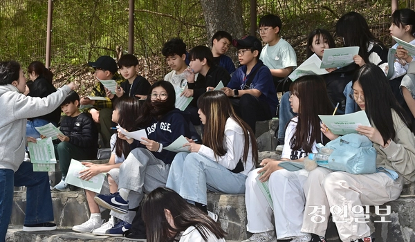 26일 오후 인천대공원 문화마당 일대에서 열린 제23회 푸른인천 글쓰기 대회 행사장에서 단체로 참가한 정각초등학교 학생들이 선생님의 설명을 들으며 대회에 참가하고 있다.  2025.4.26 /조재현기자 jhc@kyeongin.com