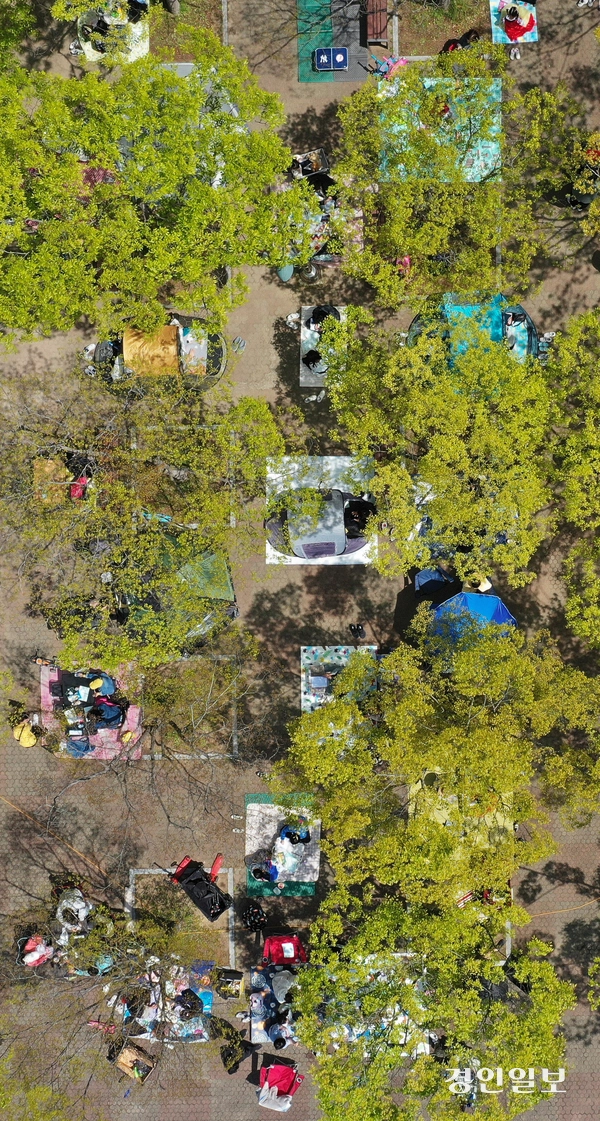 26일 오후 인천대공원 문화마당 일대에서 열린 제23회 푸른인천 글쓰기 대회에서 참석자들이 원고지에 글을 쓰며 대회에 참가하고 있다.  2025.4.26 /조재현기자 jhc@kyeongin.com