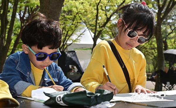 26일 오후 인천대공원 문화마당 일대에서 열린 제23회 푸른인천 글쓰기 대회에서 어린 참가자들이 글을 쓰고 있다.  2025.4.26 /조재현기자 jhc@kyeongin.com