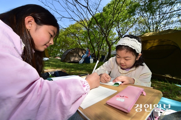 26일 오후 인천대공원 문화마당 일대에서 열린 제23회 푸른인천 글쓰기 대회에서 참석자들이 원고지에 글을 쓰며 대회에 참가하고 있다.  2025.4.26 /조재현기자 jhc@kyeongin.com