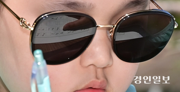 26일 오후 인천대공원 문화마당 일대에서 열린 제23회 푸른인천 글쓰기 대회에서 어린 참가자의 선그라스에 글을 쓴 원고지가 비춰지고 있다.  2025.4.26 /조재현기자 jhc@kyeongin.com
