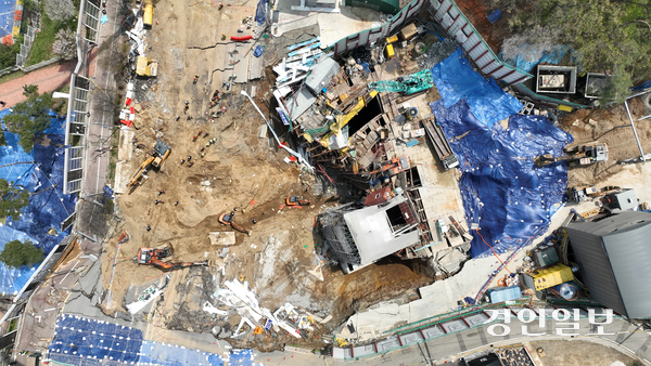 광명시의회가 신안산선 붕괴사고와 관련해 국토교통부의 진정성 있는 사과와 피해를 입은 시민들에게 사과를 촉구했다. 지난 4월 16일 신안산선 광명구간 현장 모습. 2025.4.16 /최은성기자 ces7198@kyeongin.com