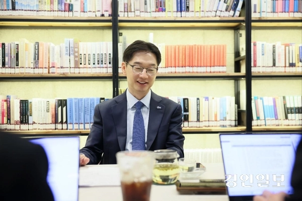 김경수 더불어민주당 대선 경선 후보는 24일 서울 여의도 경선캠프 사무실에서 진행된 경인일보 등 9개 지방 대표신문으로 구성된 한국지방신문협회와 공동인터뷰에서 ‘5대 권역별 메가시티 구축’ 등 핵심 공약을 전했다. 2025.4.24 /한국지방신문협회 제공