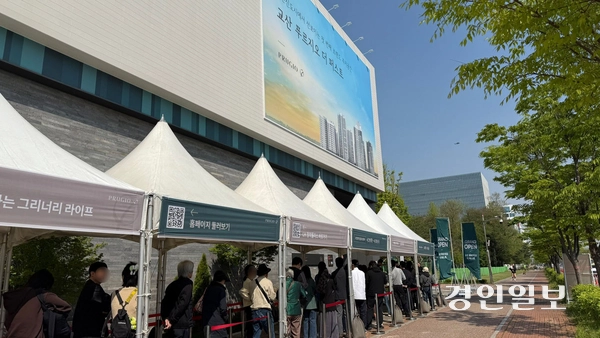 사전청약 당첨자를 대상으로 ‘교산 푸르지오 더 퍼스트’ 견본주택이 개관한 25일, 견본주택 앞에 사전청약 당첨자들이 줄지어 서있다. 2025.4.25 /윤혜경기자 hyegyung@kyeongin.com