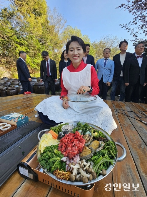 25일 남양주시 와부읍 고래산로에 위치한 ‘이하연 김치문화원’에서 고화순 나물 명인이 봄 나물찜 요리 시연을 하고 있다. 2025.4.25 남양주/이종우기자 ljw@kyeongin.com