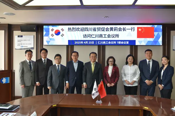 지난 25일 인천상공회의소 7층 의원실에서 경제교류활성화 간담회 참석자들이 기념촬영을 하고 있다. 2025.4.25 /인천상의 제공
