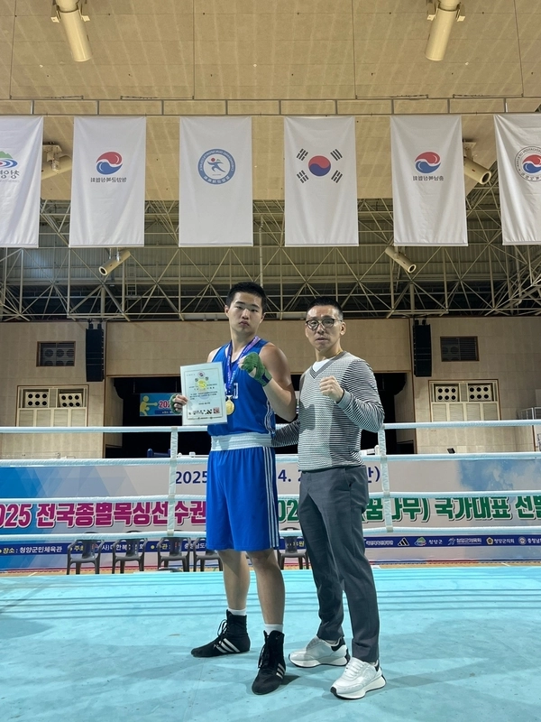 24일 충남 청양군민체육관에서 열린 2025 전국종별복싱선수권대회 남고부 90kg이상급 결승에서 승리하며 정상에 선 이재호(왼쪽)와 임채동 지도자가 기념촬영을 하고 있다. /계산공고 제공