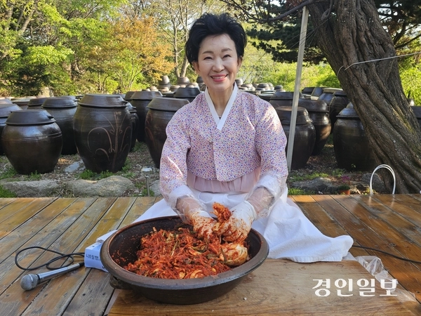 25일 남양주시 와부읍 고래산로 이하연 김치문화원에서 이하연 김치 명인이 봄 김치 시연회를 하고있다. 2025.4.25 남양주/이종우기자 ljw@kyeongin.com