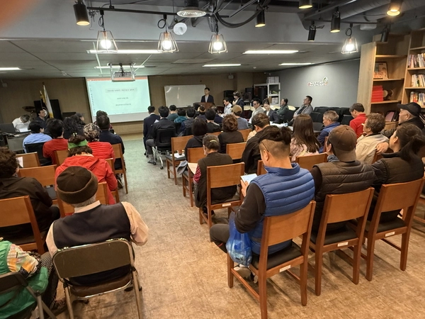 구리시는 지난 24일 구리전통시장에서 아케이드 개보수공사를 앞두고 상인들을 대상으로 설명회를 가졌다. 2025.4.24 /구리시 제공