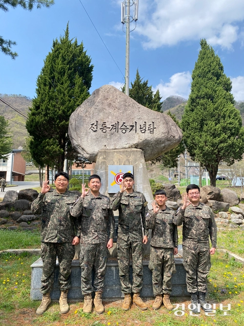 육군 5보병사단 태극포병대대 장병들이 부대 주변 민가에서 발생한 화재를 진압 소중한 생명을 살린 미담이 전해졌다. 2025.4.25 /육군5사단 제공