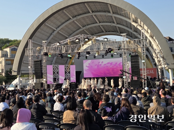 이천 도자기축제가 ‘도자기의 색, 이천의 빛’을 주제로 이천 예스파크 일원에서 지난 25일 화려한 막을 올렸다. 5월6일까지 열리는 이번 축제는 명장작품전시, 판매, 이벤트, 물레체험 등 다양한 프로그램이 펼쳐진다. 사진은 지난 25일 개막식에서 청강대 학생들이  도자를 주제로한 ‘도자 런웨이’를 펼치며 제39회 이천도자기 축제의 출발을 알리고 있다. 2025.4.25 이천/서인범기자 sib@kyeongin.com
