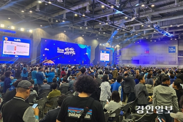 27일 더불어민주당 제21대 대통령선거 수도권·강원·제주 합동연설회가 열린 고양시 킨텍스 제2전시장 내부에 지지자들이 행사 시작을 기다리고 있다. 2025.4.27 /김태강기자 think@kyeongin.com