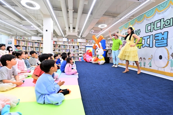 신장도서관에서 진행된 동화 뮤지컬 ‘빨간 모자’를 아이들이 눈을 반짝이며 관람하고 있다. /하남시 제공