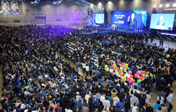 27일 오후 고양시 킨텍스에서 열린 더불어민주당 ‘제21대 대통령선거 후보자 선출을 위한 수도권·강원·제주 경선 및 최종 후보자 선출 대회’에서 참석자들이 후보 정견발표를 경청하고 있다. 2025.4.27 /최은성기자 ces7198@kyeongin.com