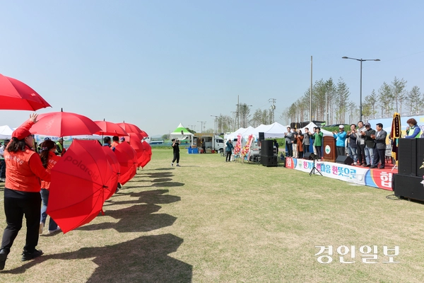 지난 26일 이천 복하천구장에서 열린 제34회 이천향토협의회 한마음가족체육대회에서 61동문들이 우산을 들고 퍼포먼스를 진행하며 입장을 하고 있다. 2025.4.26 이천/서인범기자sib@kyeongin.com