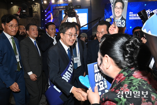 더불어민주당 김동연, 이재명 대선 경선 후보가 27일 고양시 킨텍스에서 열린 ‘제21대 대통령선거 후보자 선출을 위한 수도권·강원·제주 경선 및 최종 후보자 선출 대회’에서 악수하고 있다. 2025.4.27 /최은성기자 ces7198@kyeongin.com