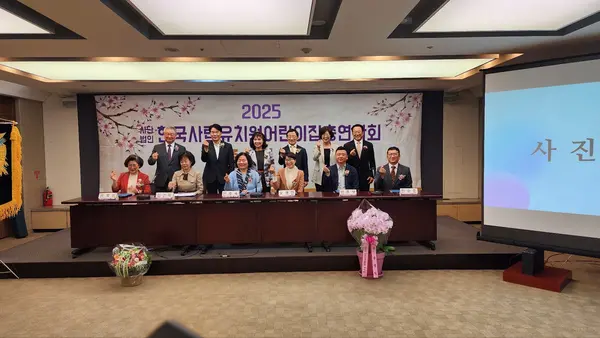 가칭 한국사립유치원어린이총연합회가 28일 한국프레스센터에서 창립행사를 진행한 가운데 관계자들이 기념촬영을 하고 있다. /가칭 한국사립유치원어린이총연합회 제공