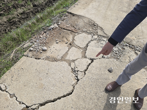국도 38호선 평택시 신궁리 일원 도로점용 및 건축허가 부지에 흙이 매립되는 과정에서 농로가 파손돼 농번기를 앞둔 농민들의 원성을 사고 있다. 평택/김종호기자 kikjh@kyeongin.com