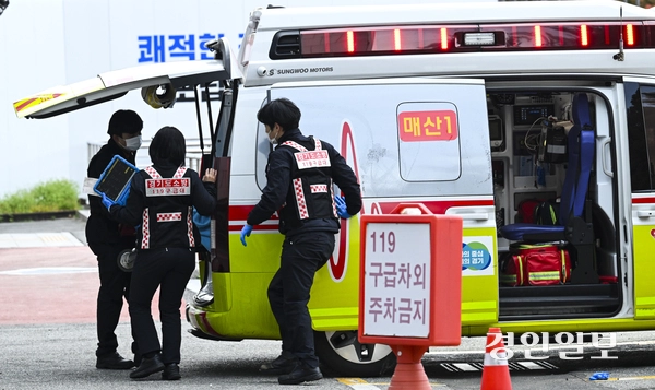 경기도내 한 응급실에서 구급 대원들이 분주하게 움직이고 있다./경인일보DB