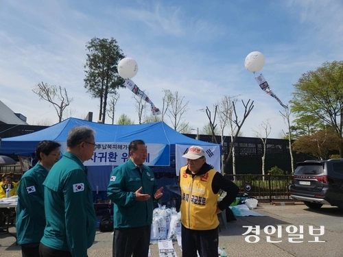 지난 23일 납북자가족모임 최성룡 대표와 김경일 파주시장이 대북전단 살포와 관련해 의견을 나누고 있다. /경인일보DB