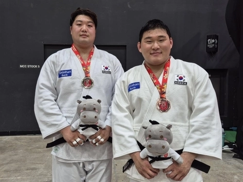 남자 유도 최중량급 국가대표 이승엽(왼쪽)과 김민종이 27일 태국 방콕 MCC 홀에서 열린 2025 아시아 유도선수권대회 남자 100㎏ 이상급에서 금메달과 동메달을 획득한 뒤 기념촬영을 하고 있다. 2025.4.27 /대한유도회 제공