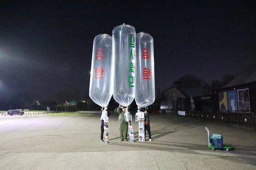 지난 27일 오전12시20분께 납북자가족모임 최성룡 대표 등이 대북전단을 살포하고 있다. /연합뉴스