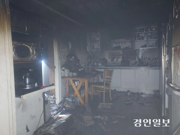 수원시의 한 다가구주택에 불이 난 모습. /경기도소방재난본부 제공