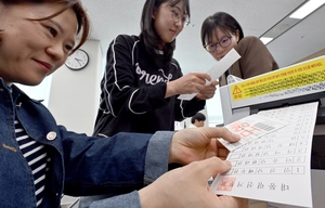 [포토] 대선 눈앞… 인천선관위, 장비 사용 실습