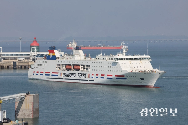 인천-단둥 여객수송이 5년여 만에 재개된 28일 오전 중국 단동훼리(단둥국제항운유한공사)의 2만4천748t급 카페리 ‘오리엔탈 펄 8호’가 연수구 인천항국제여객부두에 입항하고 있다. 2025.4.28 /김용국기자 yong@kyeongin.com