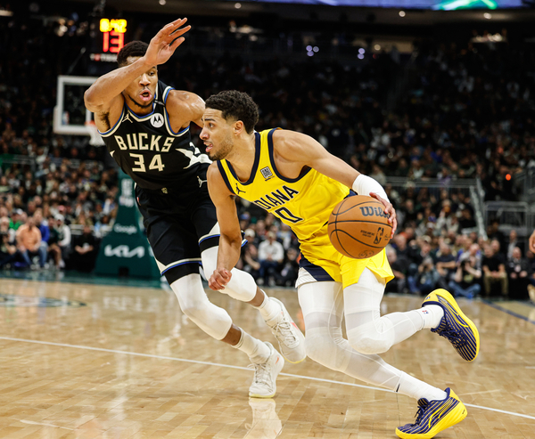 28일(한국시간) 미국 밀워키에서 열린 2024~2025 미국프로농구(NBA) 동부 콘퍼런스 플레이오프(PO) 4차전에서 인디애나 페이서스의 가드 타이리스 할리버튼(0번)이 밀워키 벅스의 포워드 야니스 아데토쿤보를 피해 드리블하고 있다. 이날 인디애나는 밀워키를 129-103으로 꺾고 시리즈 전적 3승1패를 기록했다. 2025.4.28 /AP=연합뉴스