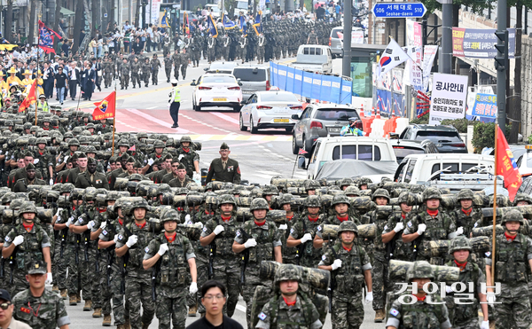 인천시 중구 동인천역 앞에서 해병대 대원들이 제74주년 인천상륙작전 기념 시가행진을 하고 있다. /경인일보DB