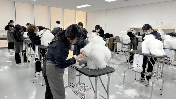 반려마루에서는 일반인을 대상으로 다양한 교육 프로그램이 운영되고 있다. 사진은 반려마루 여주에서 진행되는 반려동물 미용사 직업교육. /경기도 제공