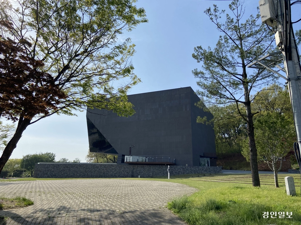 여주박물관 여마관 모습. 정면은 검은색 유리로 마감이 돼 있고 입구는 뒤쪽으로 감춰진 모양이다. 2025.04.27/신지영 기자 sjy@kyeongin.com