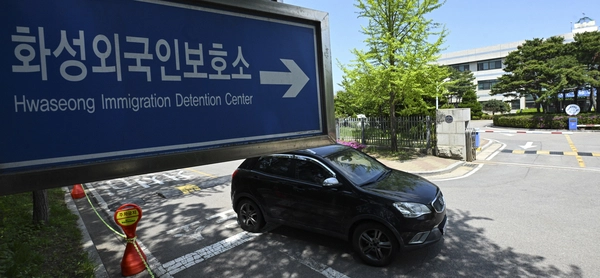 외국인보호소 내 구금자들에 대한 보호 연장시 외부심사를 의무화하는 내용을 담은 출입국관리법 개정안 시행을 한달여 앞두고 장기 구금자 송환이 급박하게 추진되고 있다는 지적이다. 28일 오전 화성시 법무부화성외국인보호소로 한 차량이 들어가고 있다. 2025.4.28 /이지훈기자 jhlee@kyeongin.com