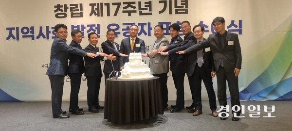 지난 28일 열린 파주상공회의소 창립 17주년 기념식 참석자들이 기념 케이크 커팅을 하고 있다. 파주/이종태기자 2025.4.28 dolsaem@kyeongin.com