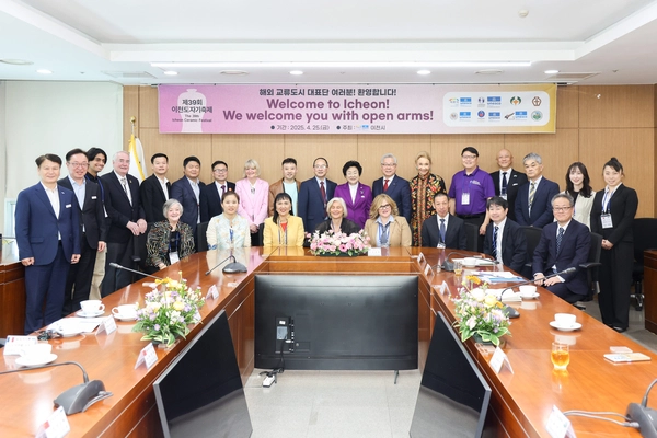 이천시는 ‘제39회 이천도자기축제’ 개막을 축하하기 위해 방문한 프랑스(리모주 시), 일본(고카, 세토), 중국(징더전, 웨이팡), 미국(샌타페이, 산타클라라)의 자매도시 대표단을 환영하며 도시별 교류 지속 및 확대를 위한 논의를 했다. 2025.4.28 / 이천시 제공