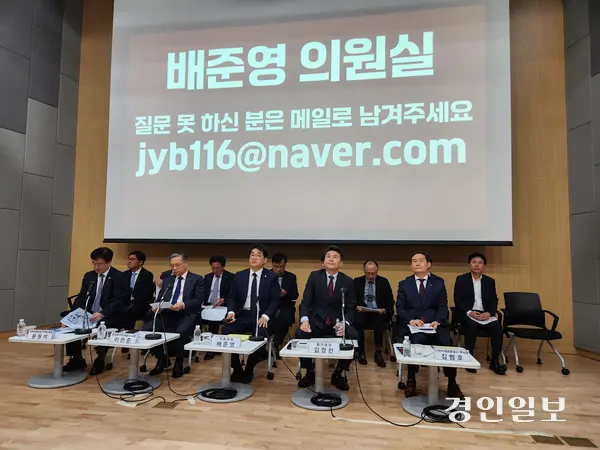 29일 오후 인천 중구 영종청소년수련관에서 열린 ‘영종 발전을 위한 공개 간담회’에서 배준영 국회의원, 김정헌 중구청장, 윤원석 인천경제자유구역청장 등 참석자들이 현장 질문을 듣고 있다. 2025.4.29 /유진주기자 yoopearl@kyeongin.com