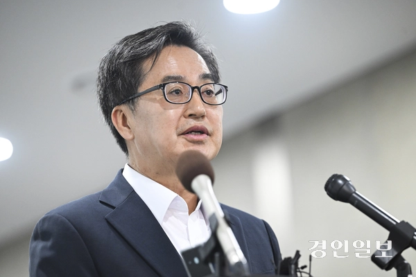 김동연 경기도지사가 29일 오후 경기도청에서 열린 도정점검회의를 마치고 취재진들의 질문에 답변하고 있다. 2025.4.29 /이지훈기자 jhlee@kyeongin.com
