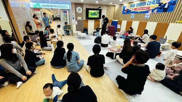 보건복지부 지정 어린이재활의료기관 서송병원이 29일 소아 환자들을 위해 마술쇼를 선보이고 있다. /병원 제공