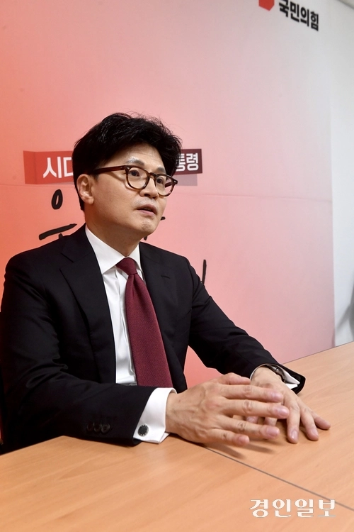 한동훈 후보는 국민의힘이 수도권 민심을 좀처럼 얻지 못하는 이유로 “집권여당이 된 뒤, 현실에 안주하며 책임을 다하지 못했다”고 진단했다. 한 후보는 그러면서 국민 눈높이를 두려워하는 정치를 회복해야 낡은 보수와 단절하는 ‘새로운 보수의 길’이 열리고 ‘이기는 길’도 열릴 것이라고 강조했다. 2025.4.29 한국지방신문협회 공동취재단/김우성기자 wskim@kyeongin.com