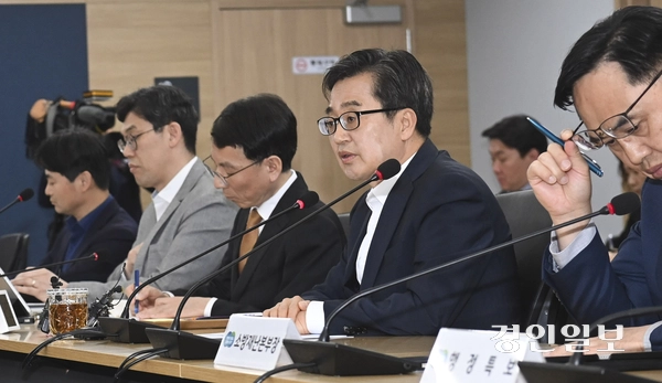 김동연 경기도지사가 29일 오후 경기도청에서 열린 도정점검회의에 참석해 있다. 2025.4.29 /이지훈기자 jhlee@kyeongin.com