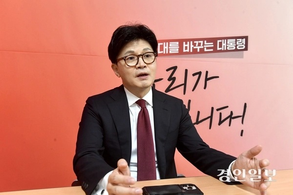 한동훈 후보는 국민의힘이 수도권 민심을 좀처럼 얻지 못하는 이유로 “집권여당이 된 뒤, 현실에 안주하며 책임을 다하지 못했다”고 진단했다. 한 후보는 그러면서 국민 눈높이를 두려워하는 정치를 회복해야 낡은 보수와 단절하는 ‘새로운 보수의 길’이 열리고 ‘이기는 길’도 열릴 것이라고 강조했다. 2025.4.29 한국지방신문협회 공동취재단/김우성기자 wskim@kyeongin.com