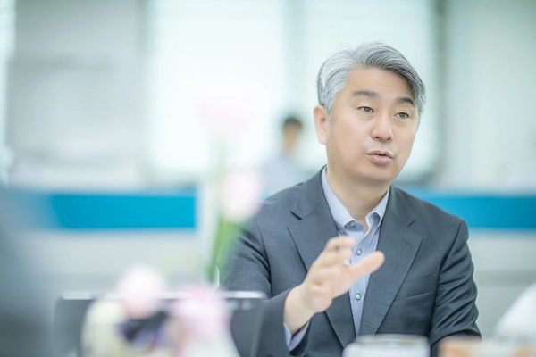 화성시의회 장철규 위원장이 장애인 주차구역의 비가림막 설치 필요성을 강조하고 있다. /화성시의회 제공