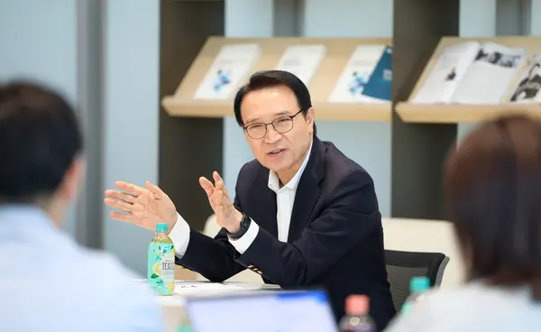 임태희 경기도교육감이 29일 경기도교육청 남부청사에서 도교육청 출입 기자들을 상대로 카자흐스탄 출장 성과에 대해 설명하고 있다. /경기도교육청 제공