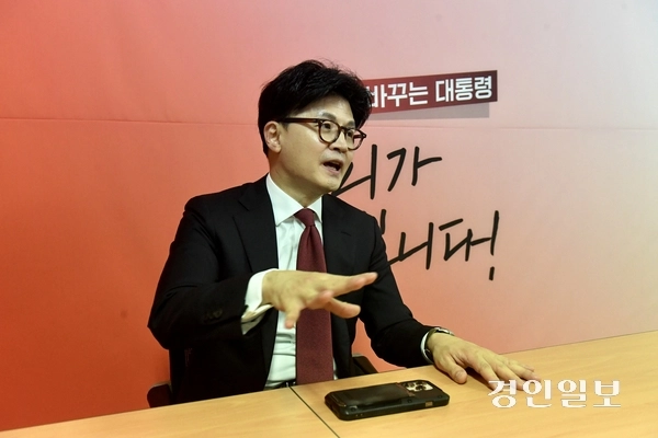 한동훈 후보는 국민의힘이 수도권 민심을 좀처럼 얻지 못하는 이유로 “집권여당이 된 뒤, 현실에 안주하며 책임을 다하지 못했다”고 진단했다. 한 후보는 그러면서 국민 눈높이를 두려워하는 정치를 회복해야 낡은 보수와 단절하는 ‘새로운 보수의 길’이 열리고 ‘이기는 길’도 열릴 것이라고 강조했다. 2025.4.29 한국지방신문협회 공동취재단/김우성기자 wskim@kyeongin.com